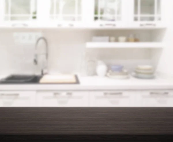 表顶部和模糊的厨房空间的背景 — 图库照片