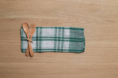 ahşap masa üstü arka planı için mutfak gereçleri ile