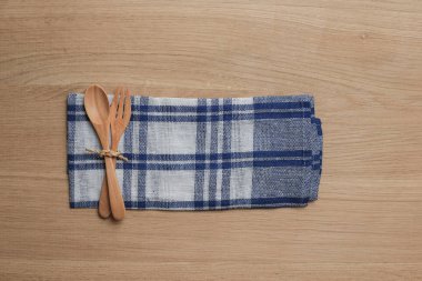 ahşap masa üstü arka planı için mutfak gereçleri ile