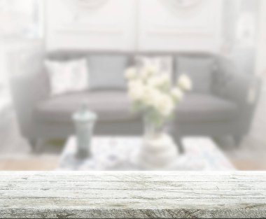 Arka planın Masa Üstü ve Bulanık Oturma Odası