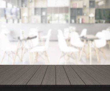 Arka plandaki masa üstü ve bulanık restoran