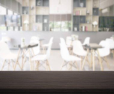 Arka plandaki masa üstü ve bulanık restoran