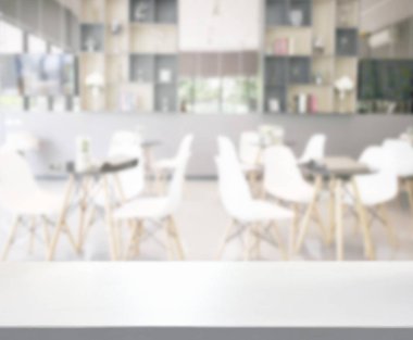 Arka plandaki masa üstü ve bulanık restoran