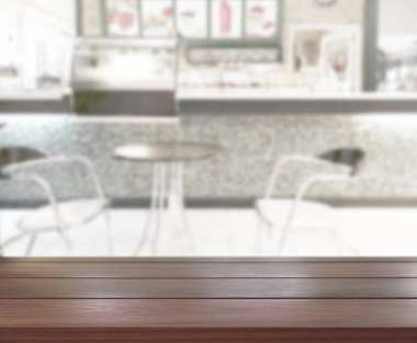 Arka plandaki masa üstü ve bulanık restoran