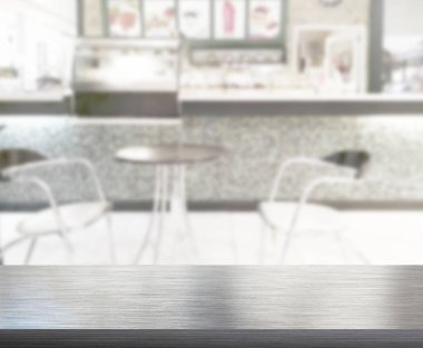 Arka plandaki masa üstü ve bulanık restoran