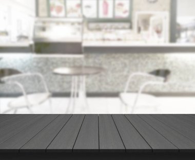 Arka plandaki masa üstü ve bulanık restoran