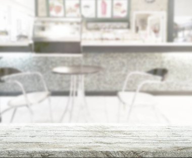 Arka plandaki masa üstü ve bulanık restoran