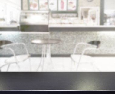 Arka plandaki masa üstü ve bulanık restoran