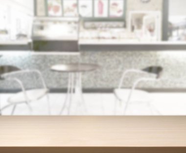 Arka plandaki masa üstü ve bulanık restoran