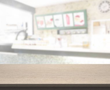 Arka plandaki masa üstü ve bulanık restoran