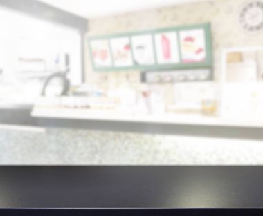 Arka plandaki masa üstü ve bulanık restoran