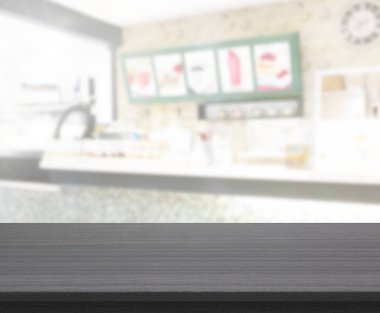 Arka plandaki masa üstü ve bulanık restoran