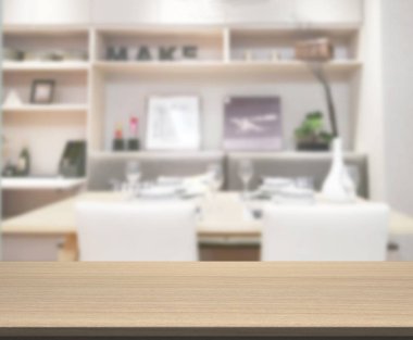 Arka plandaki Masa Üstü ve Bulanık Yemek Odası