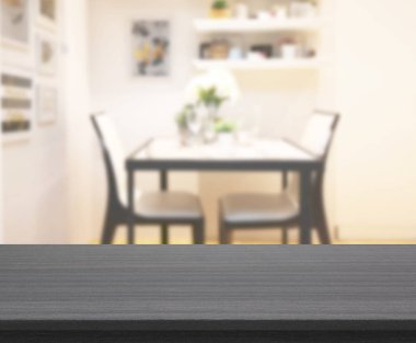 Arka plandaki Masa Üstü ve Bulanık Yemek Odası