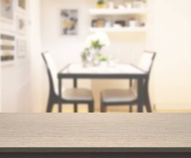 Arka plandaki Masa Üstü ve Bulanık Yemek Odası