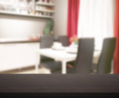 Arka plandaki Masa Üstü ve Bulanık Yemek Odası