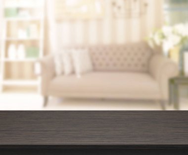 Arka planın Masa Üstü ve Bulanık Oturma Odası