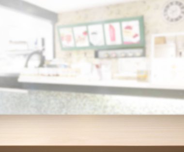 Arka plandaki masa üstü ve bulanık restoran