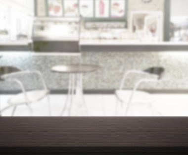 Arka plandaki masa üstü ve bulanık restoran