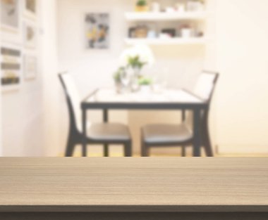 Arka plandaki Masa Üstü ve Bulanık Yemek Odası