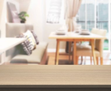 Arka plandaki Masa Üstü ve Bulanık Yemek Odası
