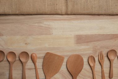 ahşap masa üstü arka planı için mutfak gereçleri ile