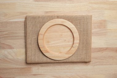 ahşap masa üstü arka planı için mutfak gereçleri ile