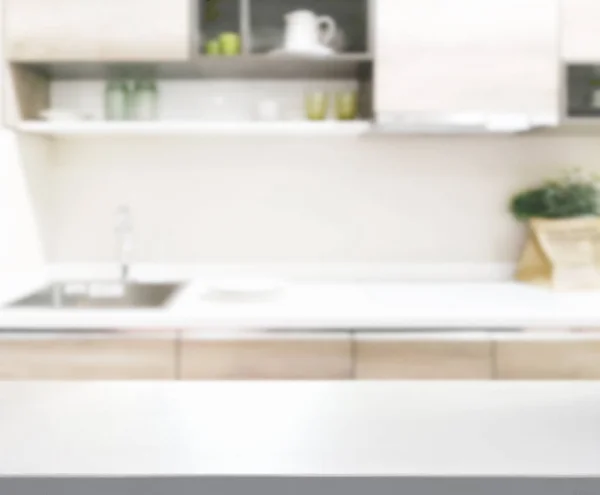 Mesa de madera en el fondo de ventana de fregadero de cocina — Foto de