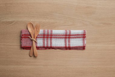 ahşap masa üstü arka planı için mutfak gereçleri ile