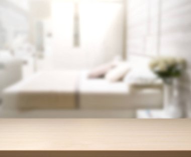 Masa üstü ve bulanıklık arka planda yatak odası