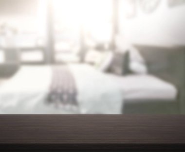 Masa üstü ve bulanıklık arka planda yatak odası