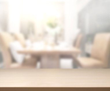 Arka plandaki Masa Üstü ve Bulanık Yemek Odası