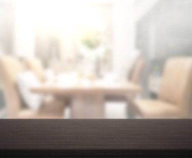 Arka plandaki Masa Üstü ve Bulanık Yemek Odası