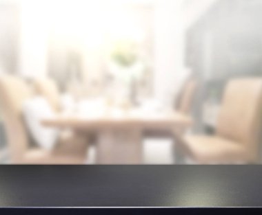 Arka plandaki Masa Üstü ve Bulanık Yemek Odası