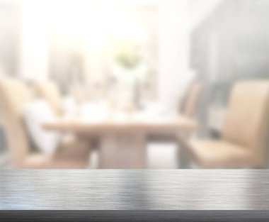 Arka plandaki Masa Üstü ve Bulanık Yemek Odası