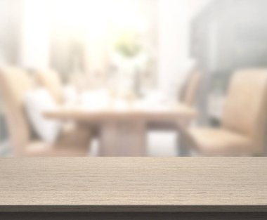 Arka plandaki Masa Üstü ve Bulanık Yemek Odası
