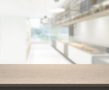 Arka plandaki masa üstü ve bulanık restoran