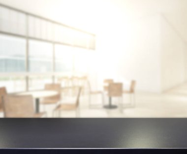 Arka plandaki masa üstü ve bulanık restoran