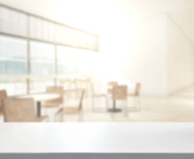 Arka plandaki masa üstü ve bulanık restoran