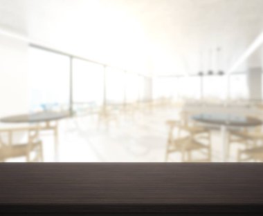 Arka plandaki masa üstü ve bulanık restoran