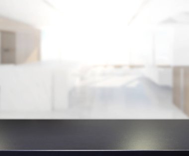 Arka plandaki masa üstü ve bulanık restoran