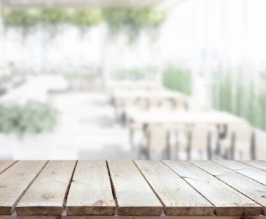 Arka plandaki masa üstü ve bulanık restoran