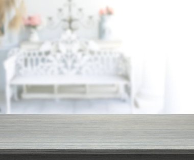 Masa üstü ve arka planın bulanık oturma odası