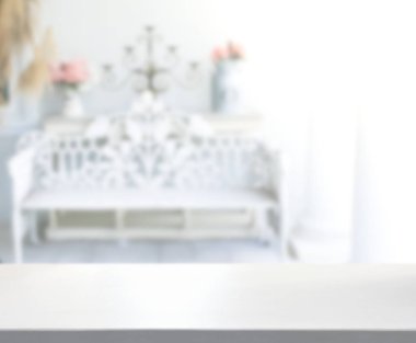 Masa üstü ve arka planın bulanık oturma odası