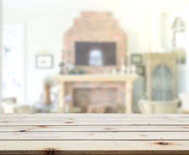 Masa üstü ve arka planın bulanık oturma odası