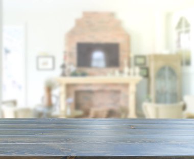 Masa üstü ve arka planın bulanık oturma odası