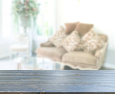 Masa üstü ve arka planın bulanık oturma odası