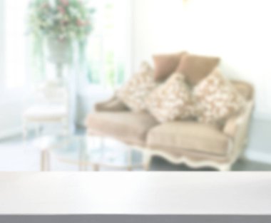 Masa üstü ve arka planın bulanık oturma odası