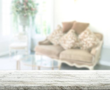 Masa üstü ve arka planın bulanık oturma odası