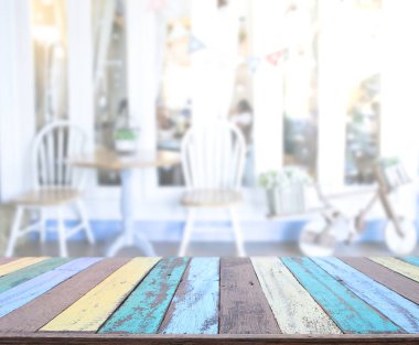 Masa üstü ve arka planın bulanık oturma odası